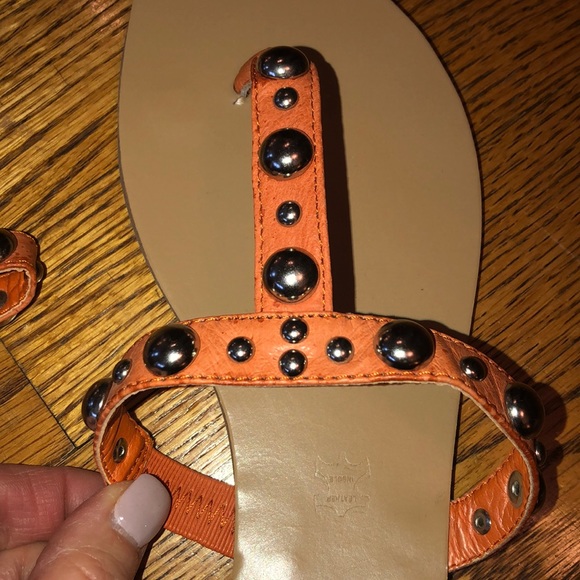 N.Y.L.A. Sandals - Picture 2 of 5